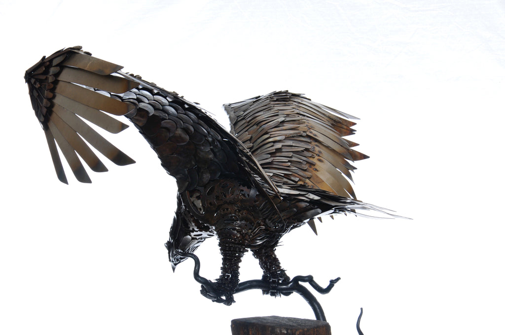 Dining out (American Eagle) sculpture