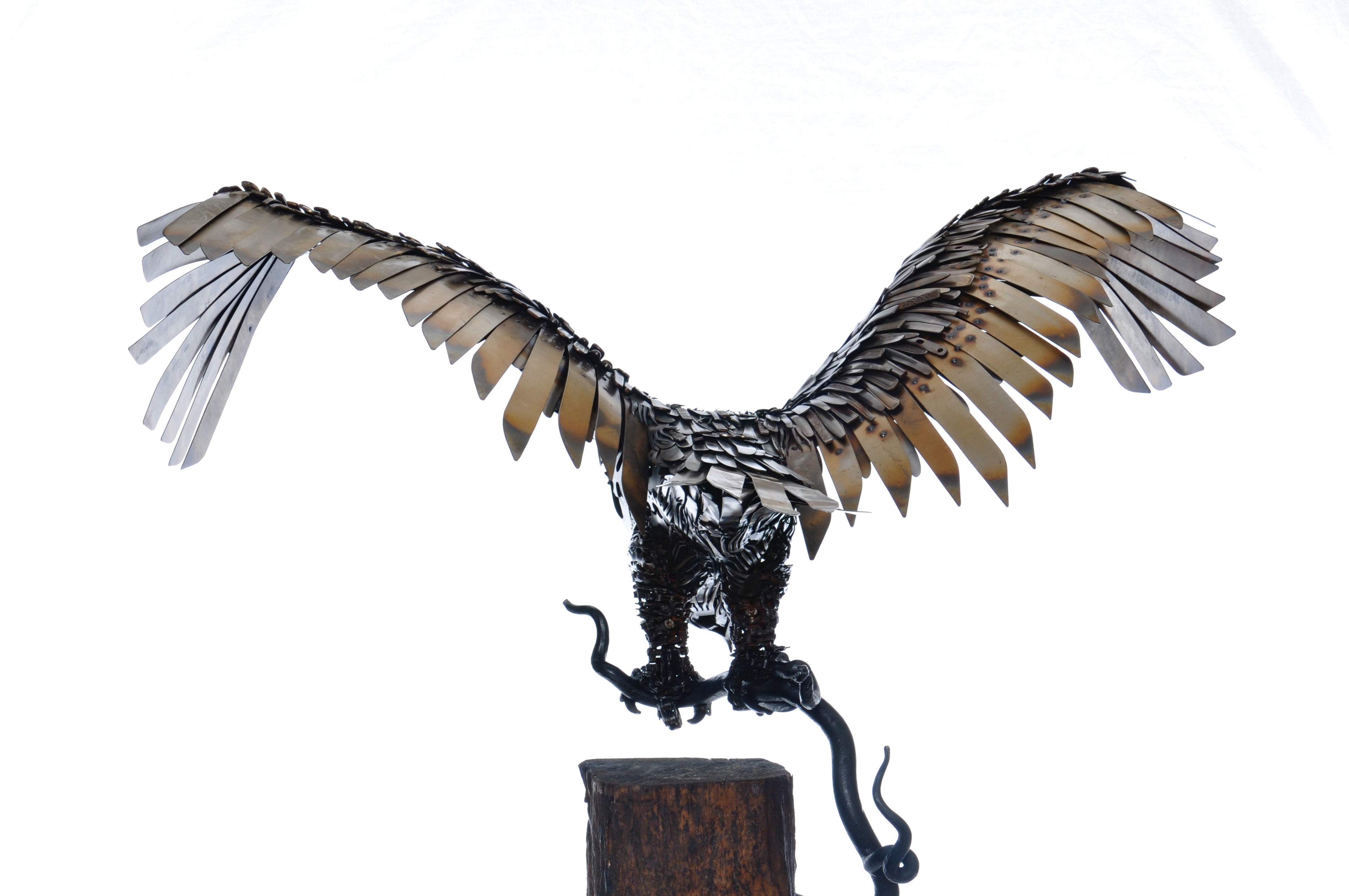 Dining out (American Eagle) sculpture
