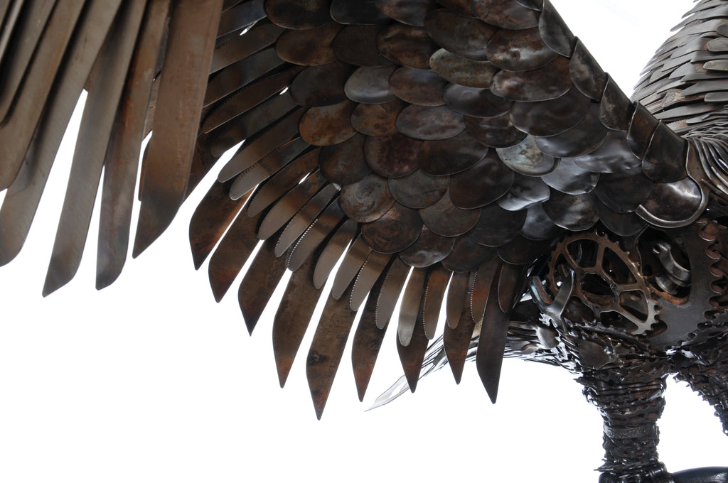 Dining out (American Eagle) sculpture